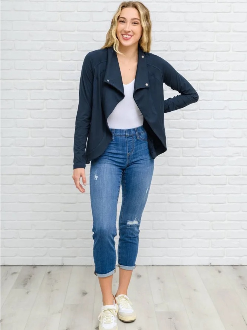 Judy Blue NWT Women's Boyfriend Jeans in Light-Medium Blue Wash